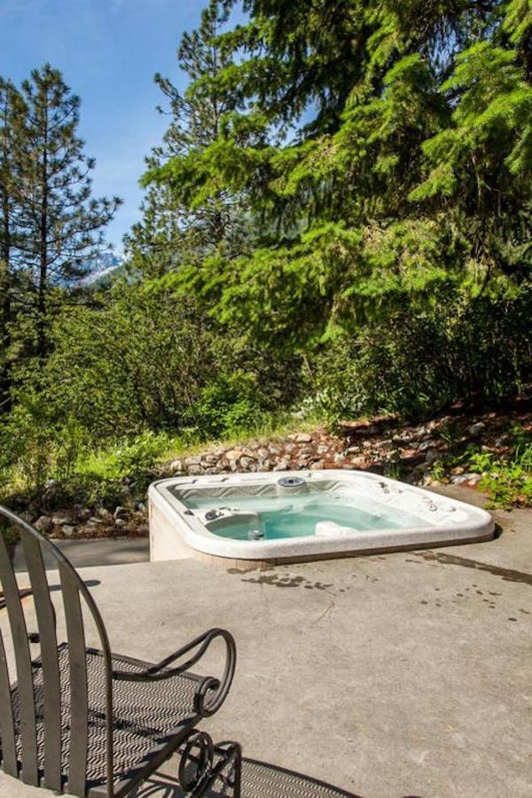 Snowgrass Lodge - River, Mountain Views & Hot Tub Leavenworth Dış mekan fotoğraf
